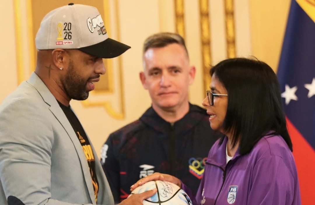 Presidenta Delcy Rodríguez condecoró al baloncesto