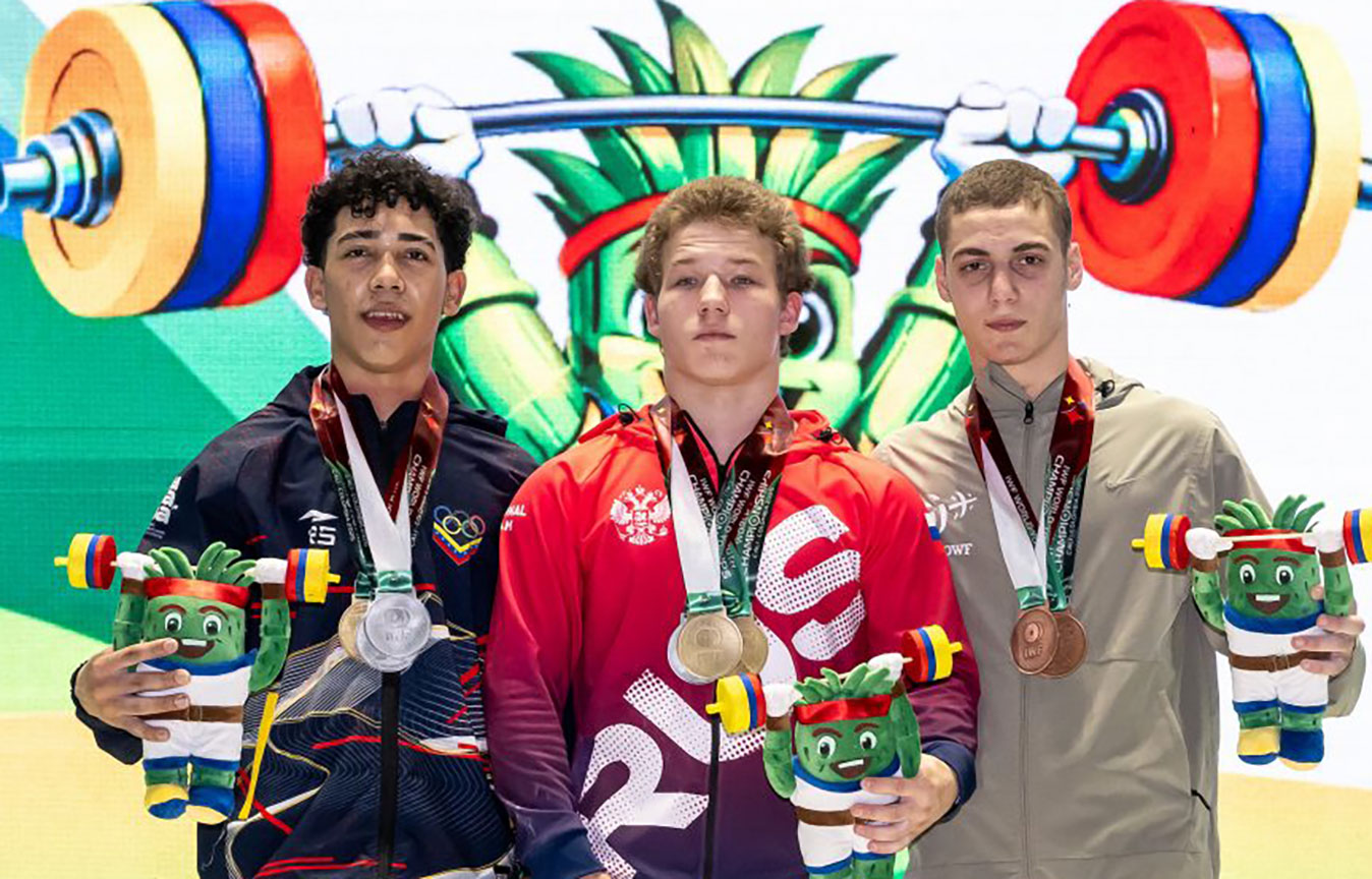 David Linares alzó oro en Mundial de Pesas