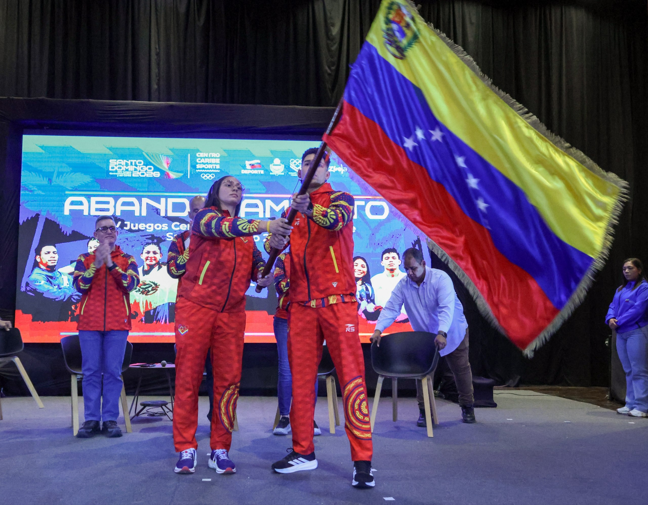 León y Álvarez llevan la bandera en Santo Domingo
