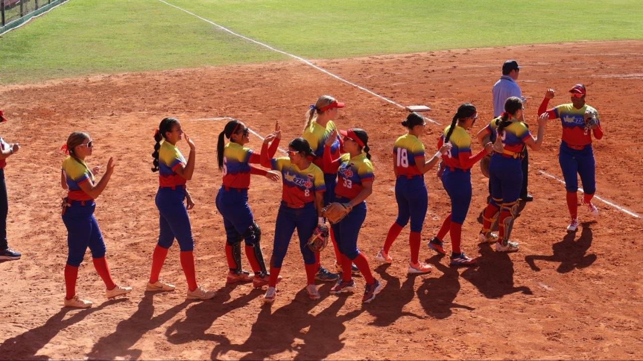 Softbol femenino inició con blanqueo