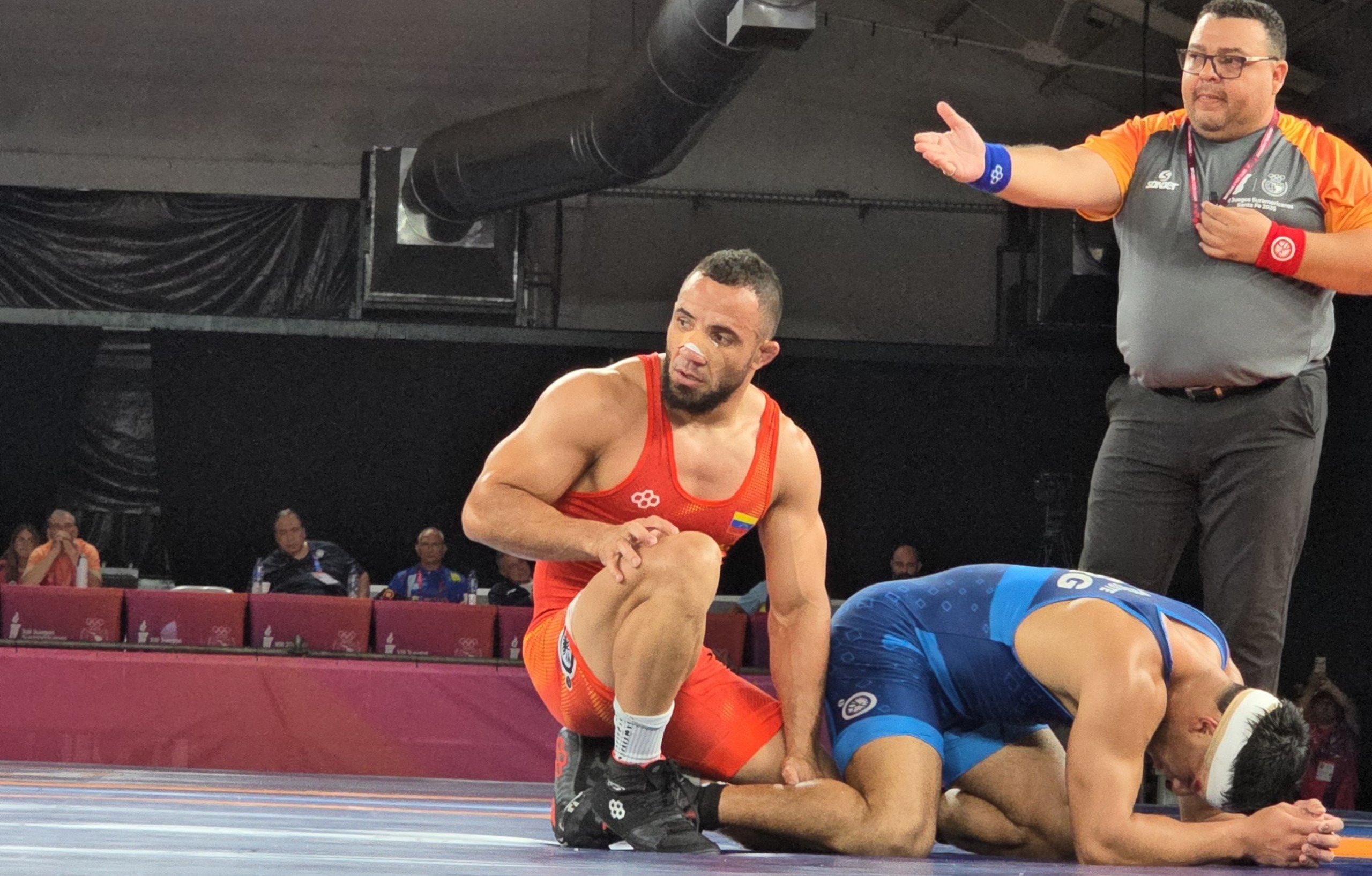 Lucha arrasó con tres de oro