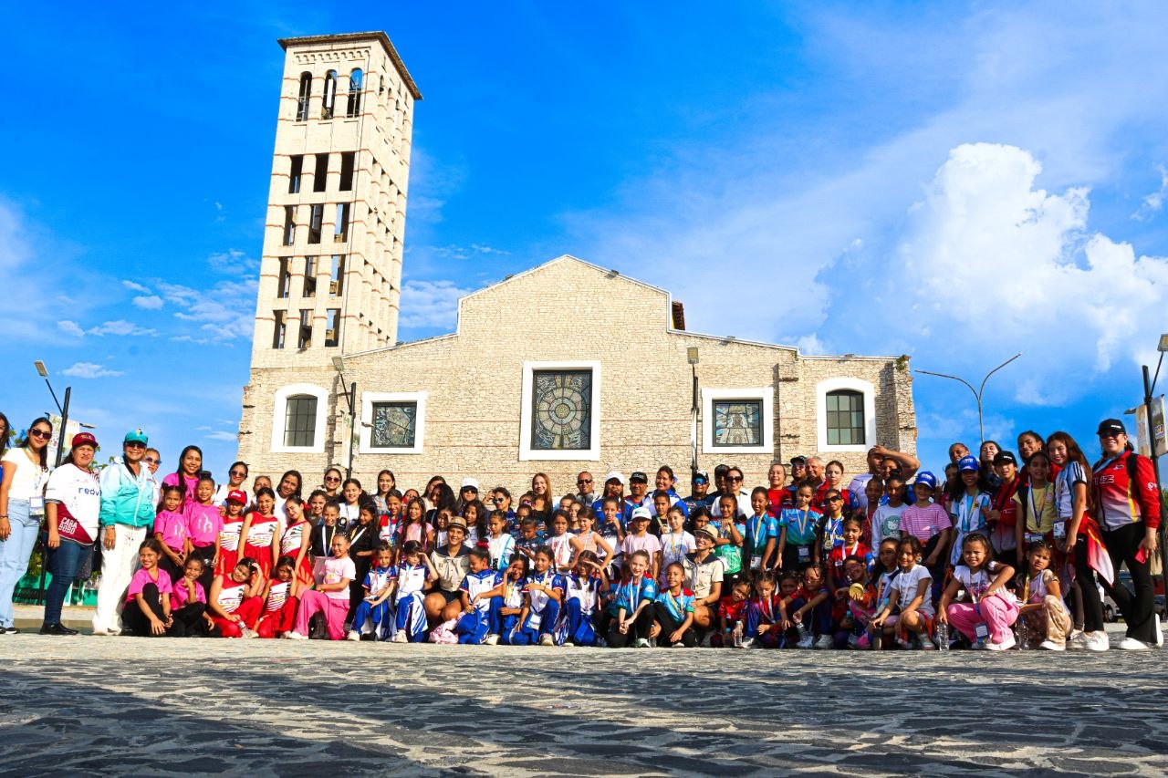 Gimnastas disfrutaron recorrido cultural