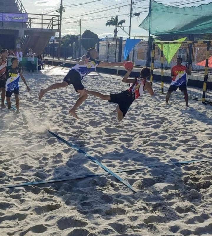 Primera parada de Balónmano playa fue un éxito