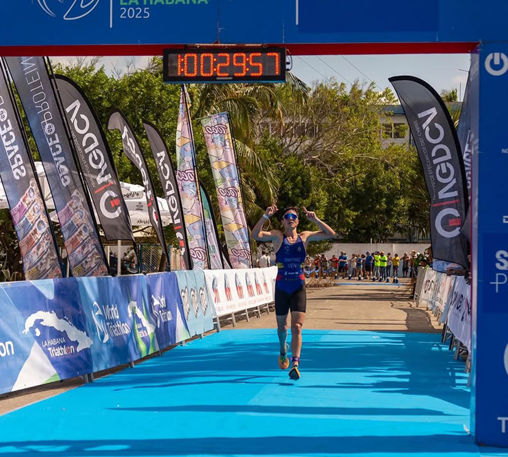 Rosa Martínez aprieta el paso en Triatlón
