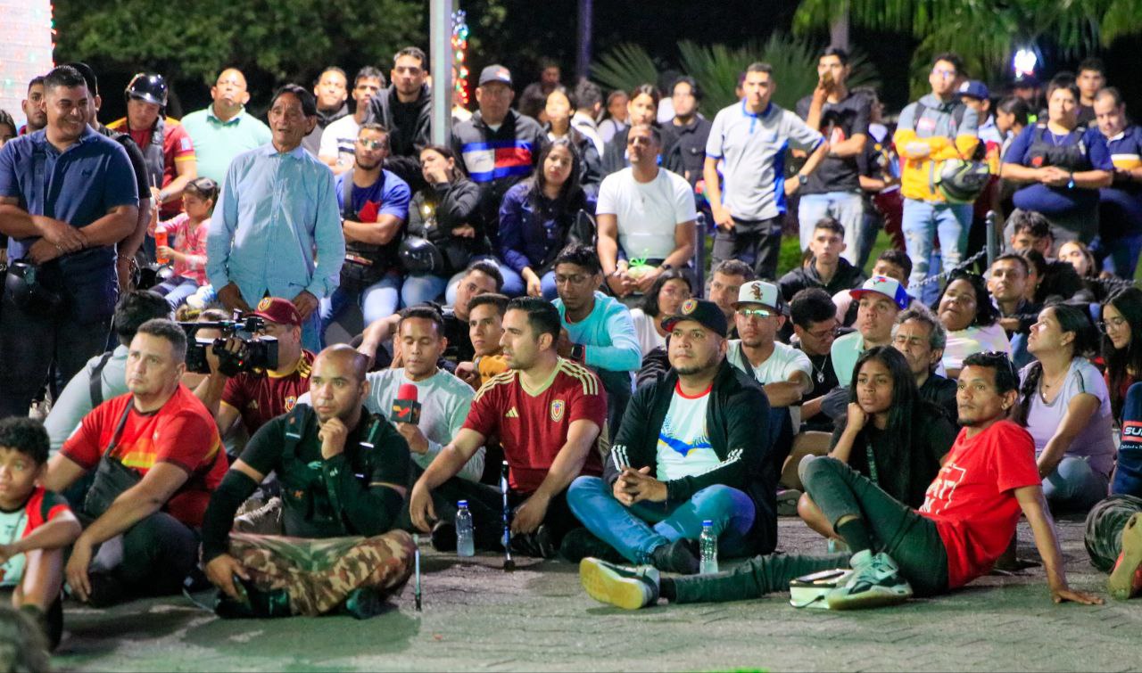 Fanáticos vivieron el empate de la Vinotinto en Plaza Venezuela