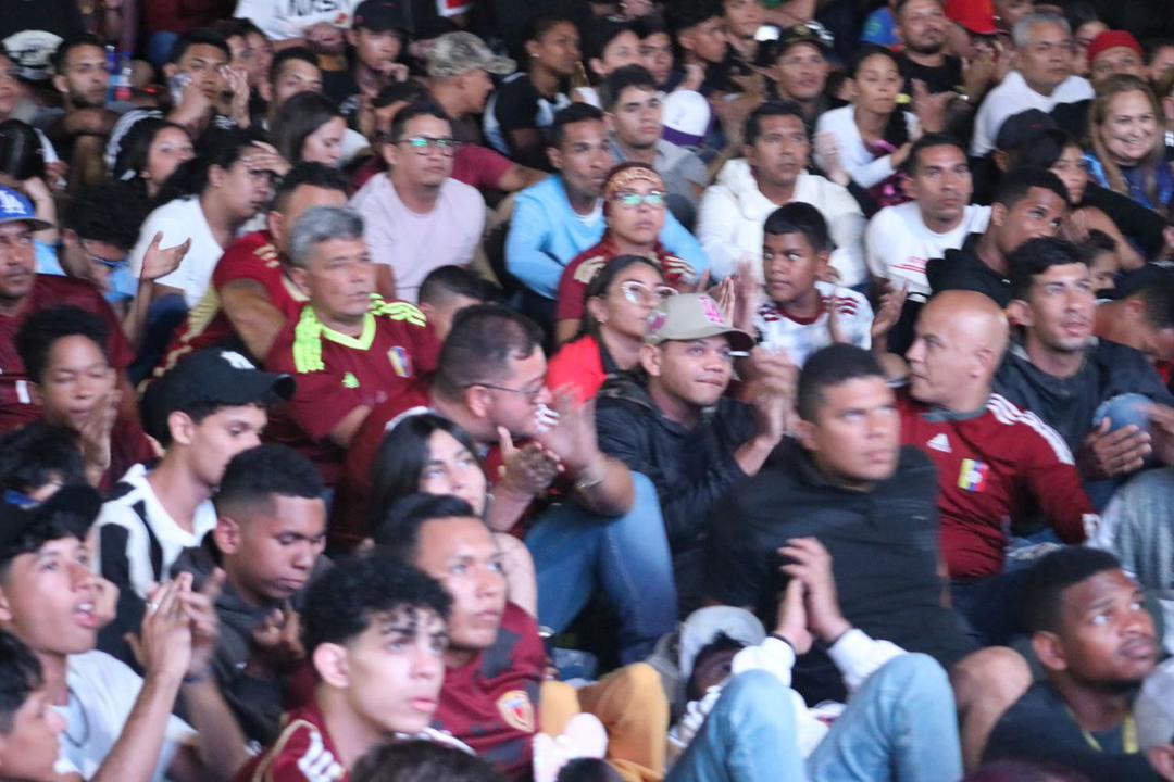 Pueblo Vinotinto Ruge en Plaza Venezuela