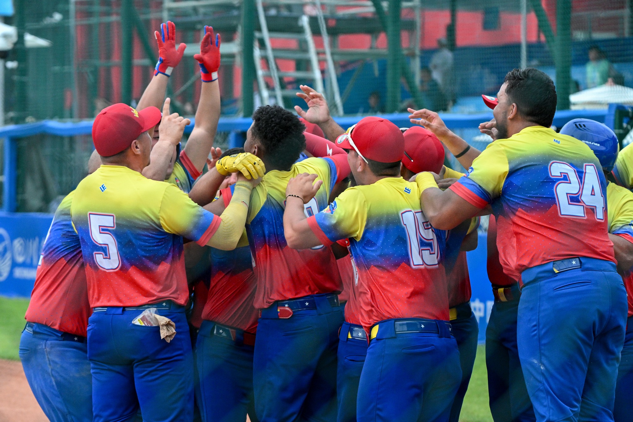 Softbol abrió con triunfo en Chengdu
