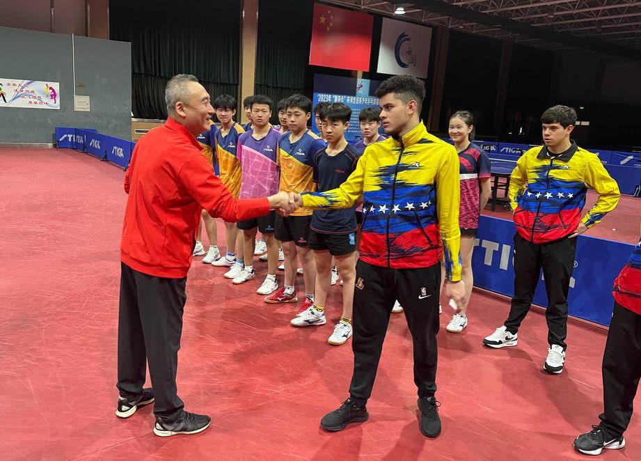 Venezolano Gana torneo de tenis de mesa con récord impresionante