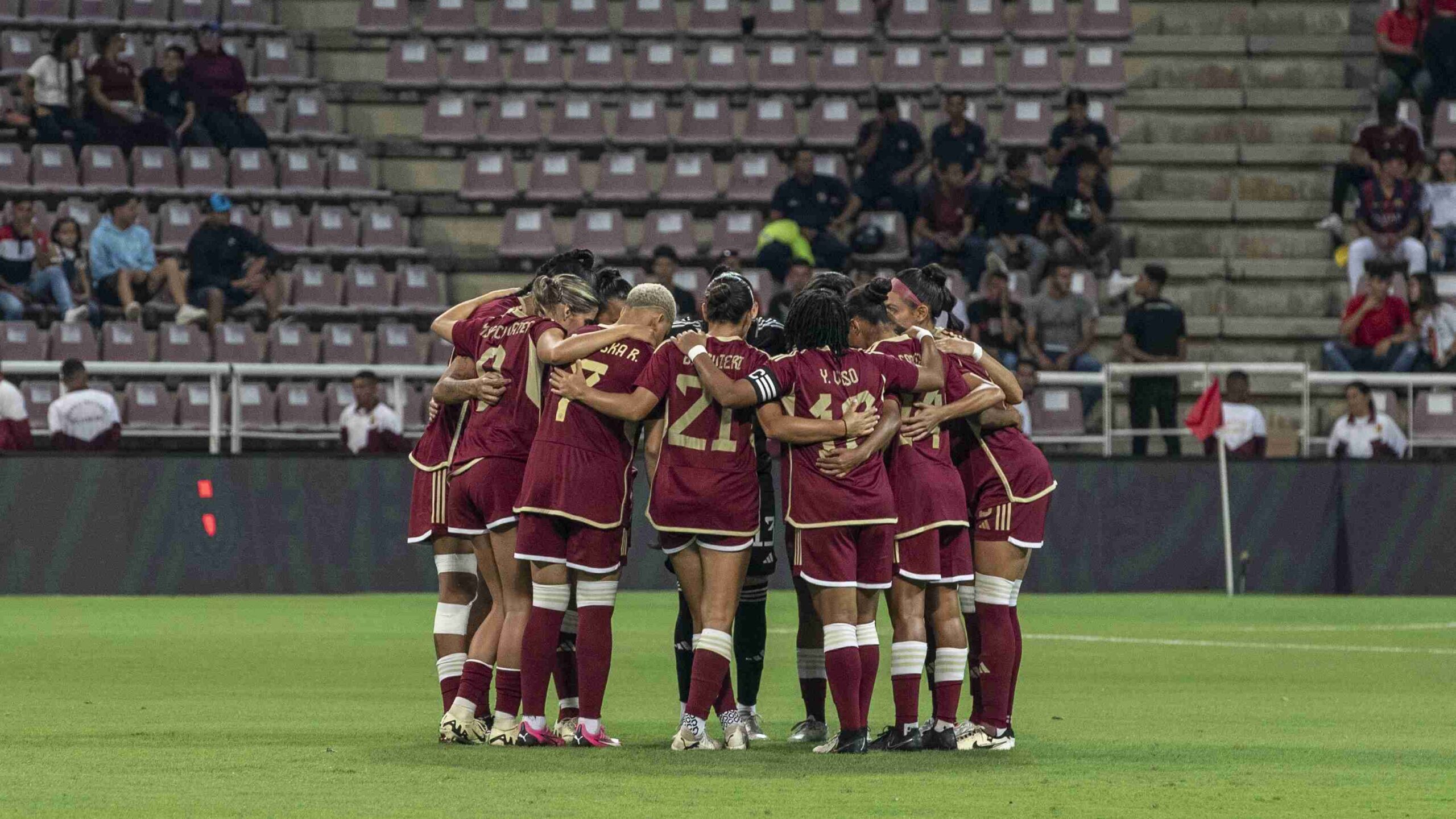 Vinotinto femenina abre fuego