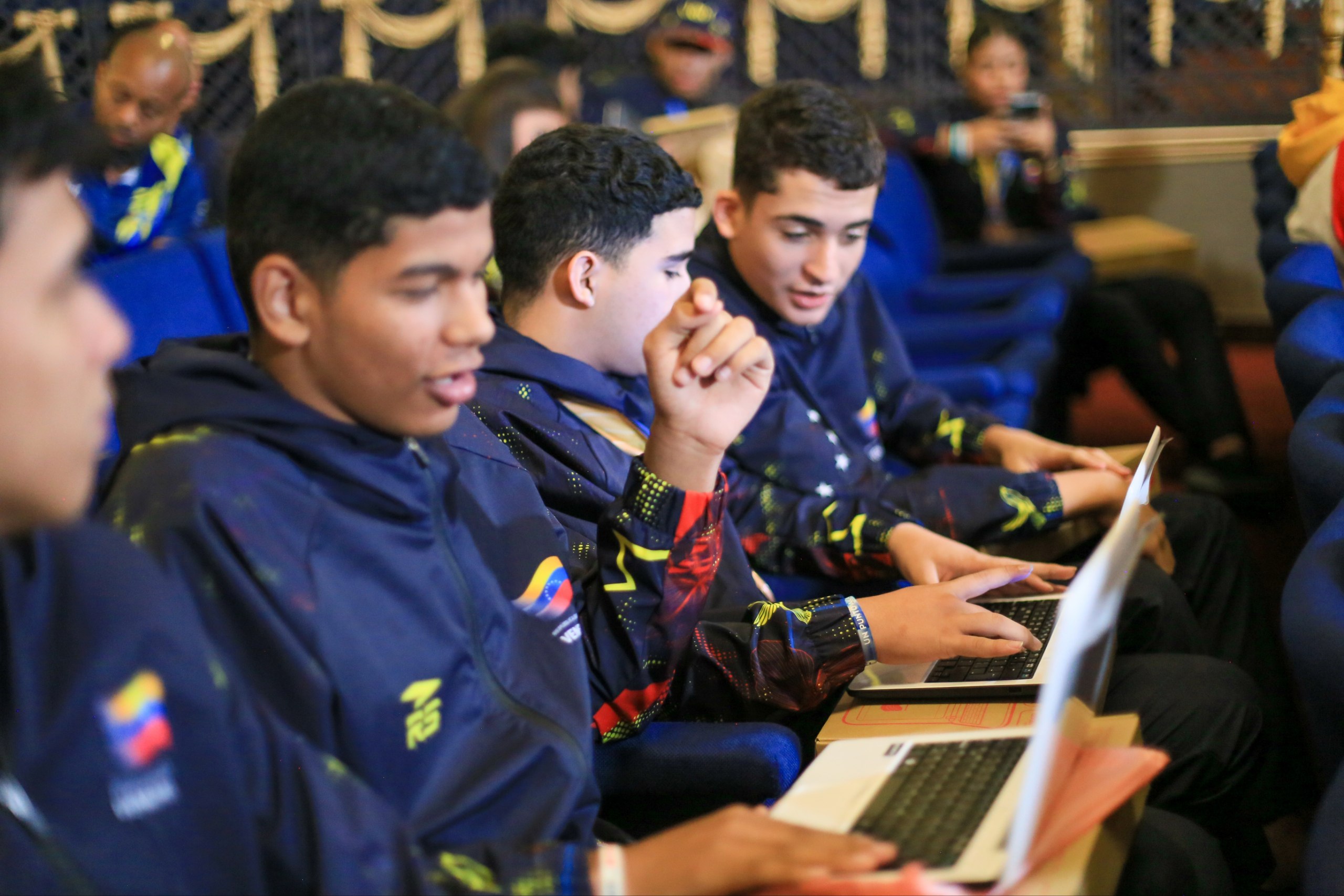 Atletas reciben laptops como reconocimiento