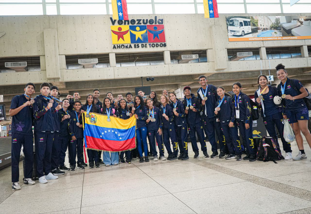 Campeones estudiantiles volvieron llenos de oro