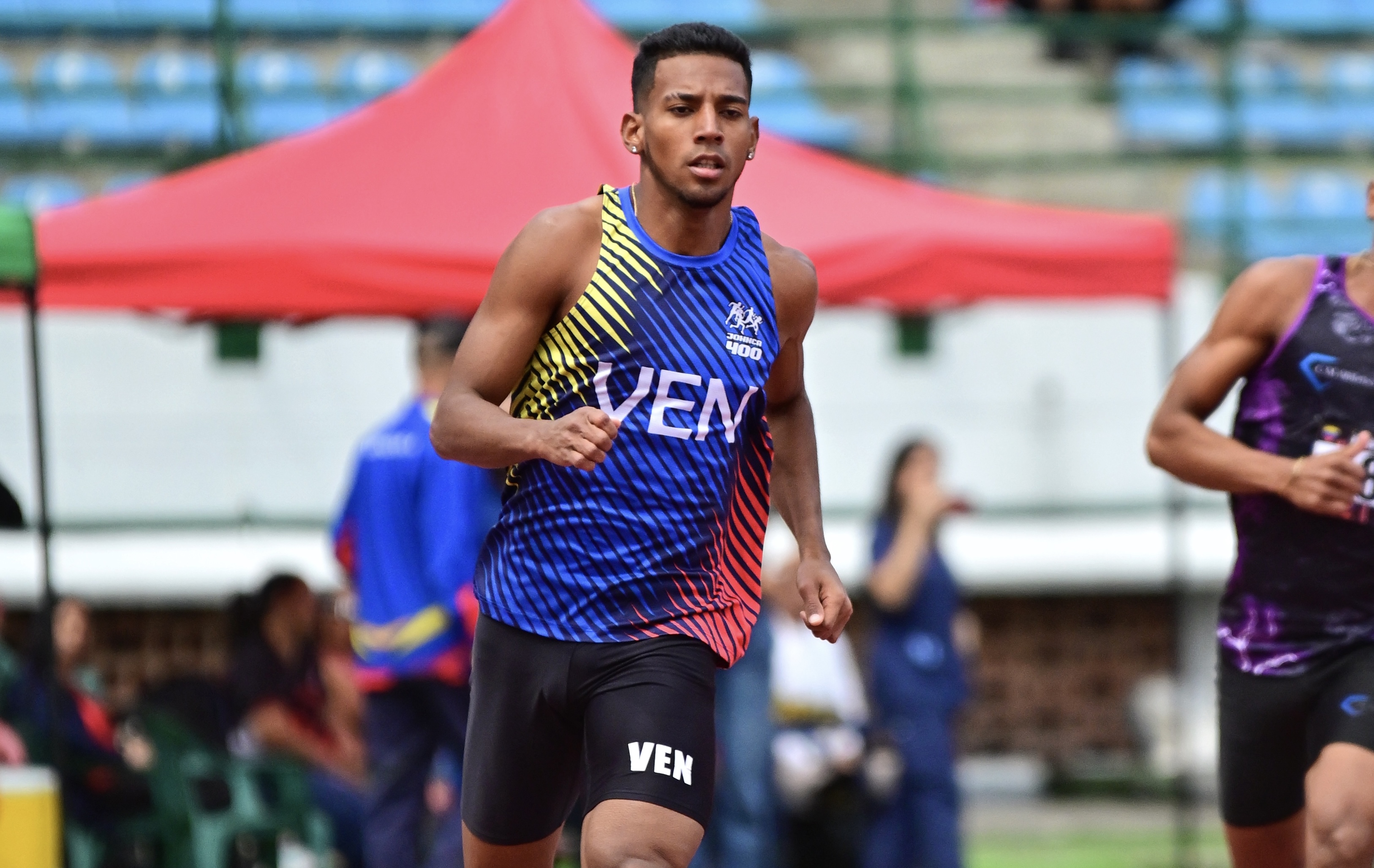 Ryan López sorprendió con victoria en los 800 metros planos