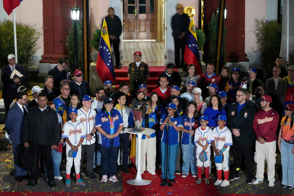 Venezuela recibió copa del Clásico Mundial