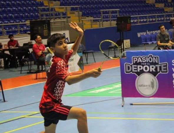 Bádminton a escalar posiciones