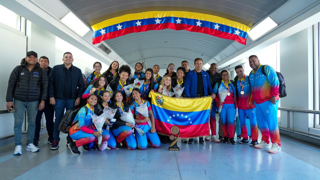 Sub-17 de voleibol regresó bañada en oro