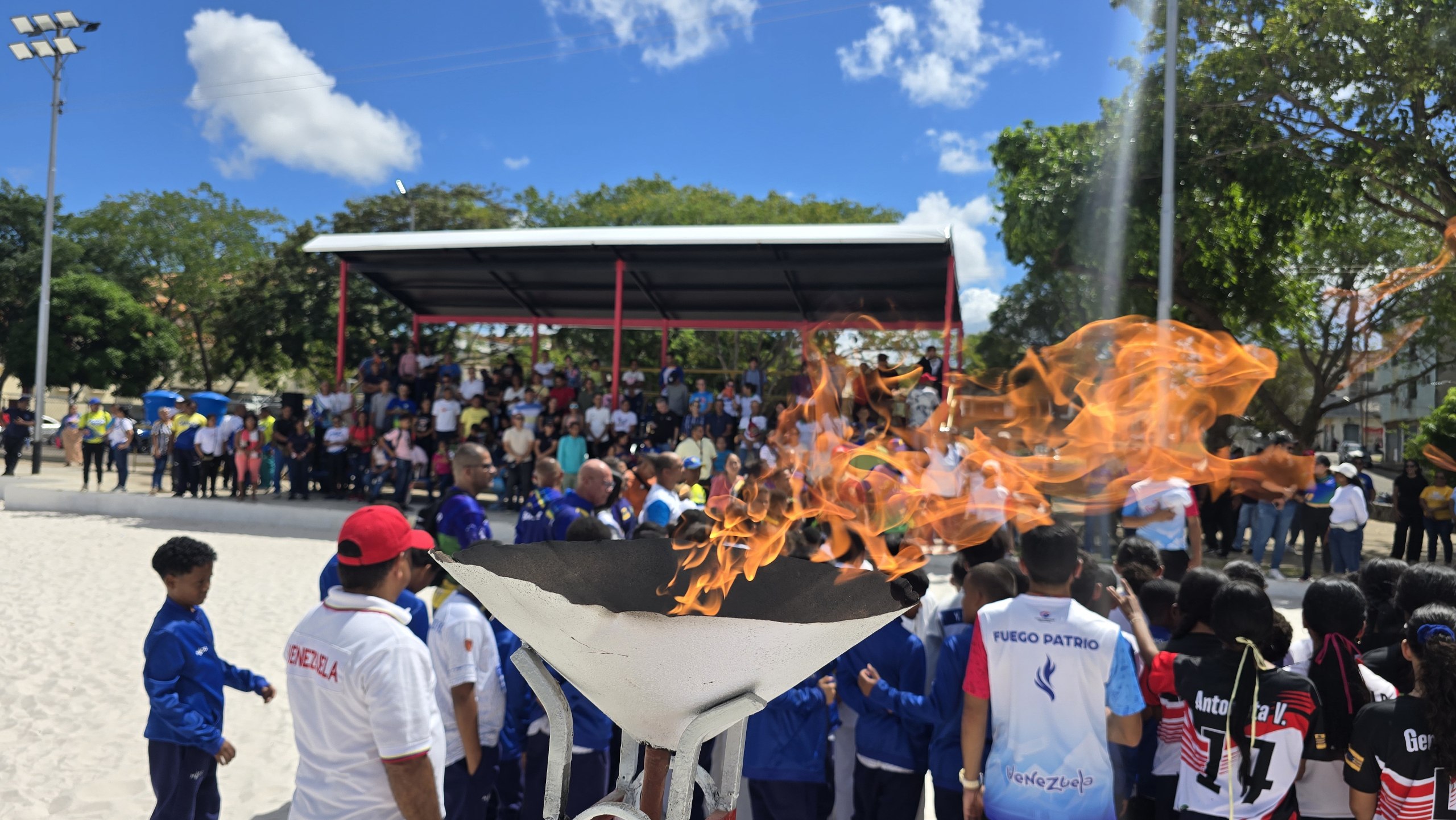 Bolívar brilló con antorcha del Fuego Patrio