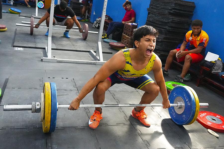 Halterofilia junior se mide en Falcón