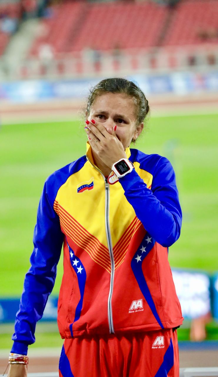 Joselyn Brea gana los 1.500 metros planos y completa un brillante doblete dorado