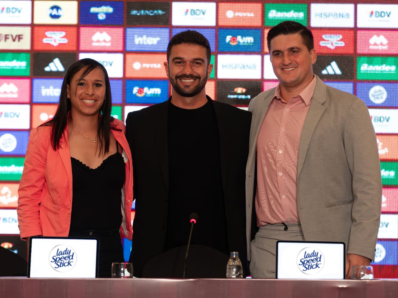 Vinotinto femenina presenta a su nuevo cuerpo técnico