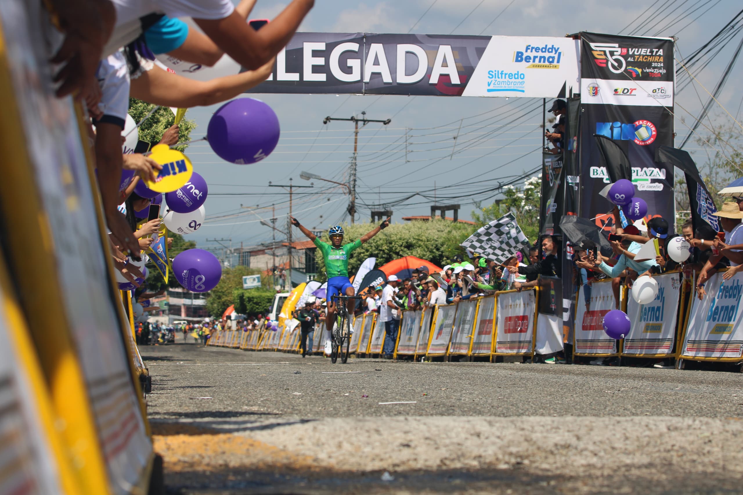 Fernando Briceño ganó la etapa y destrona a Jimmi y es nuevo líder de la Vuelta