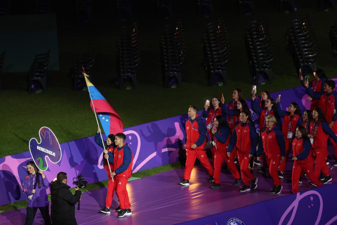 Bandera tricolor ondeó en Asunción