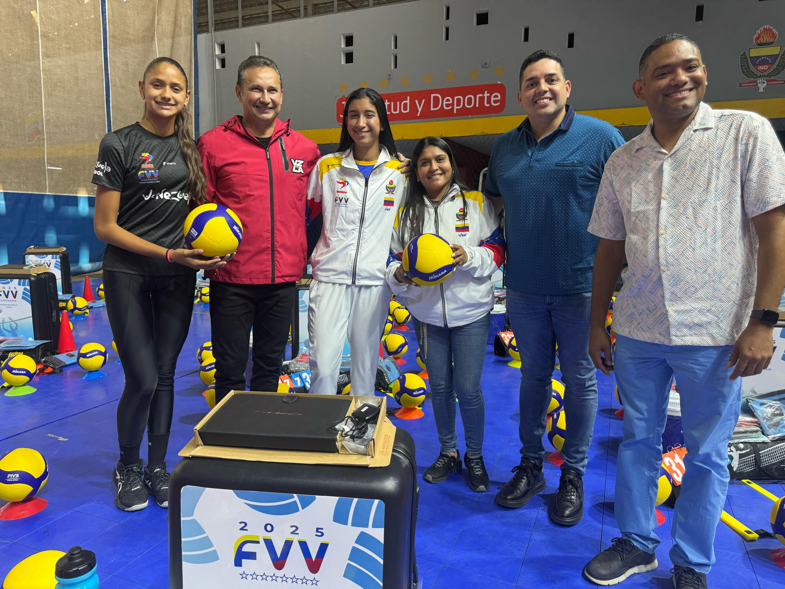 Asociaciones de voleibol del país recibieron material deportivo