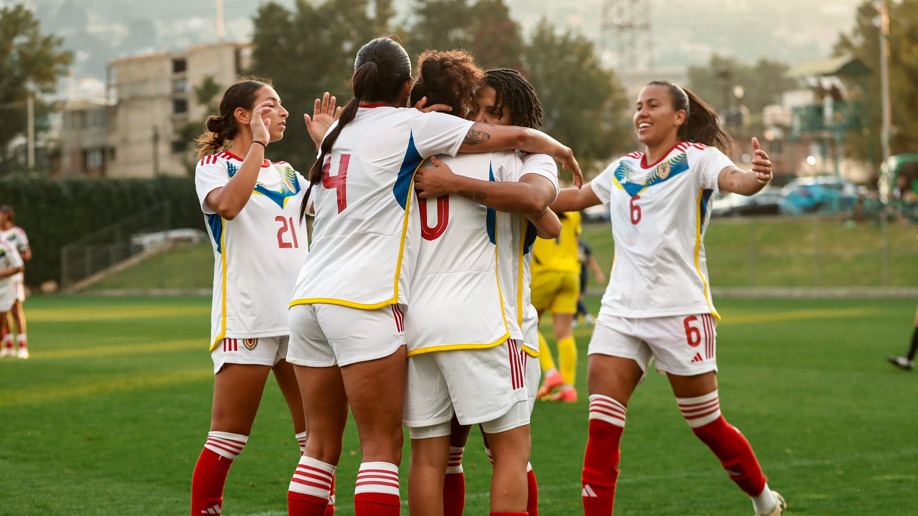 Vinotinto femenina rearma filas