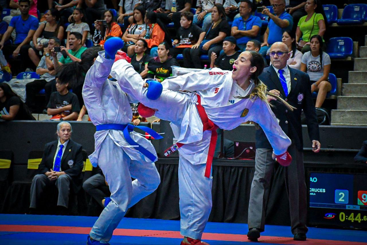 Karate compite en Colombia