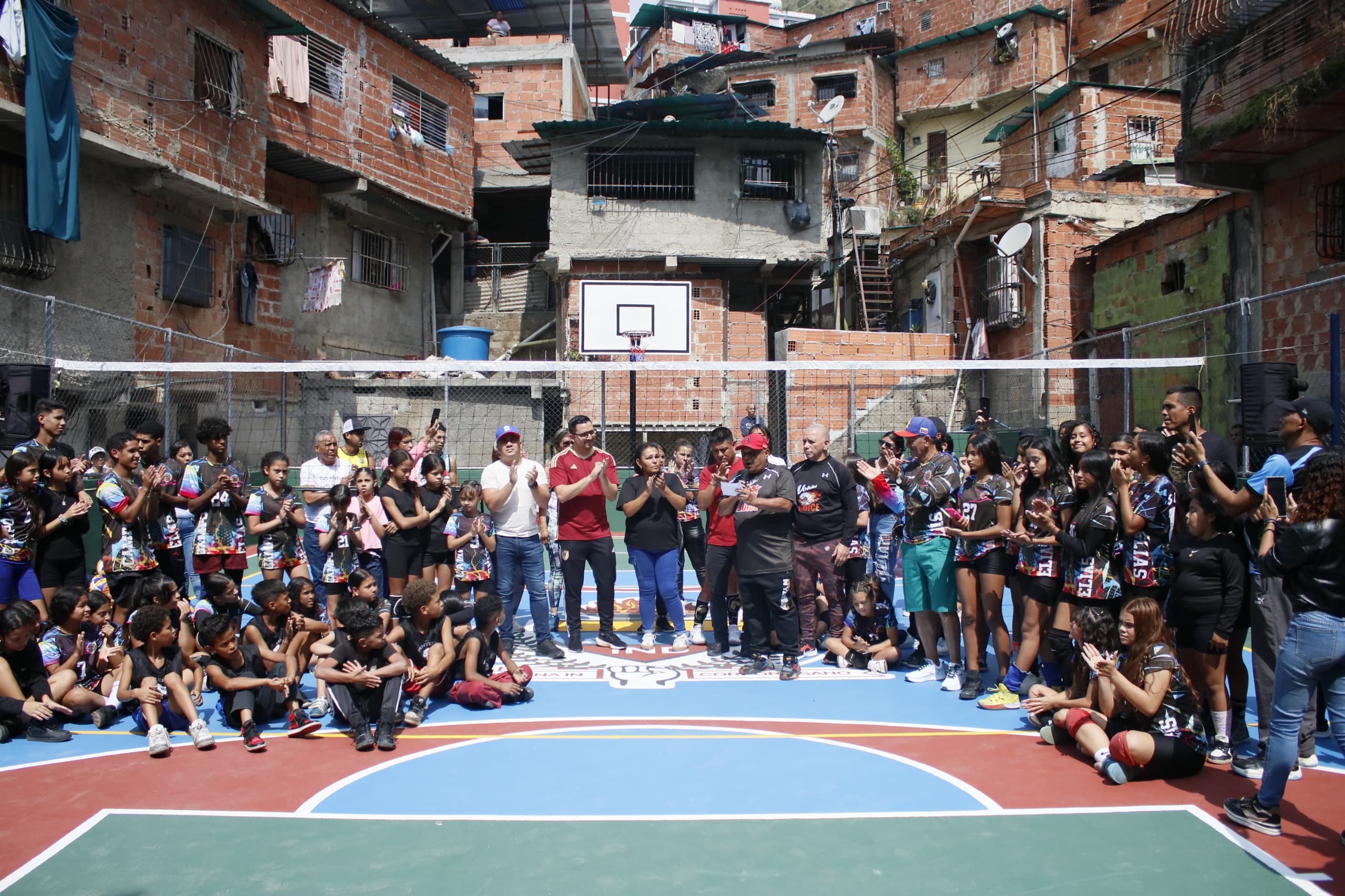 Ministerio del Deporte reinaugura cancha deportiva en Catia