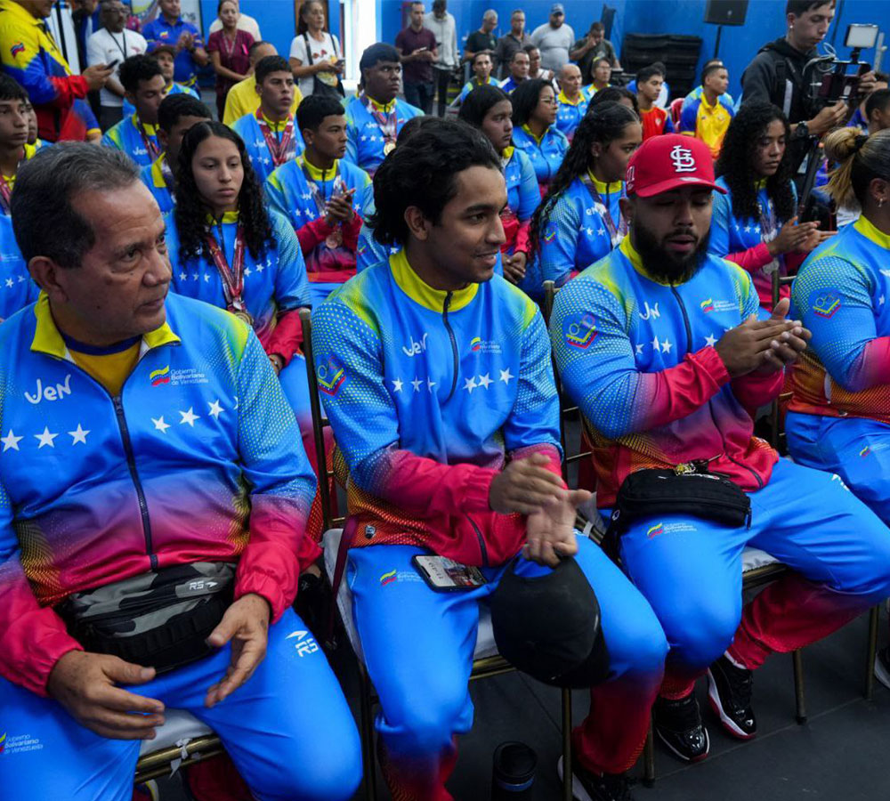 Pesistas henchidos de orgullo