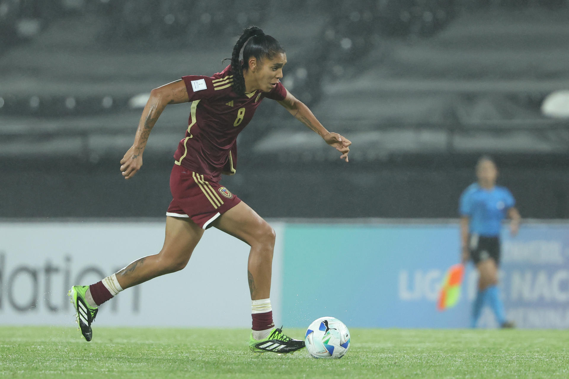 Vinotinto femenina