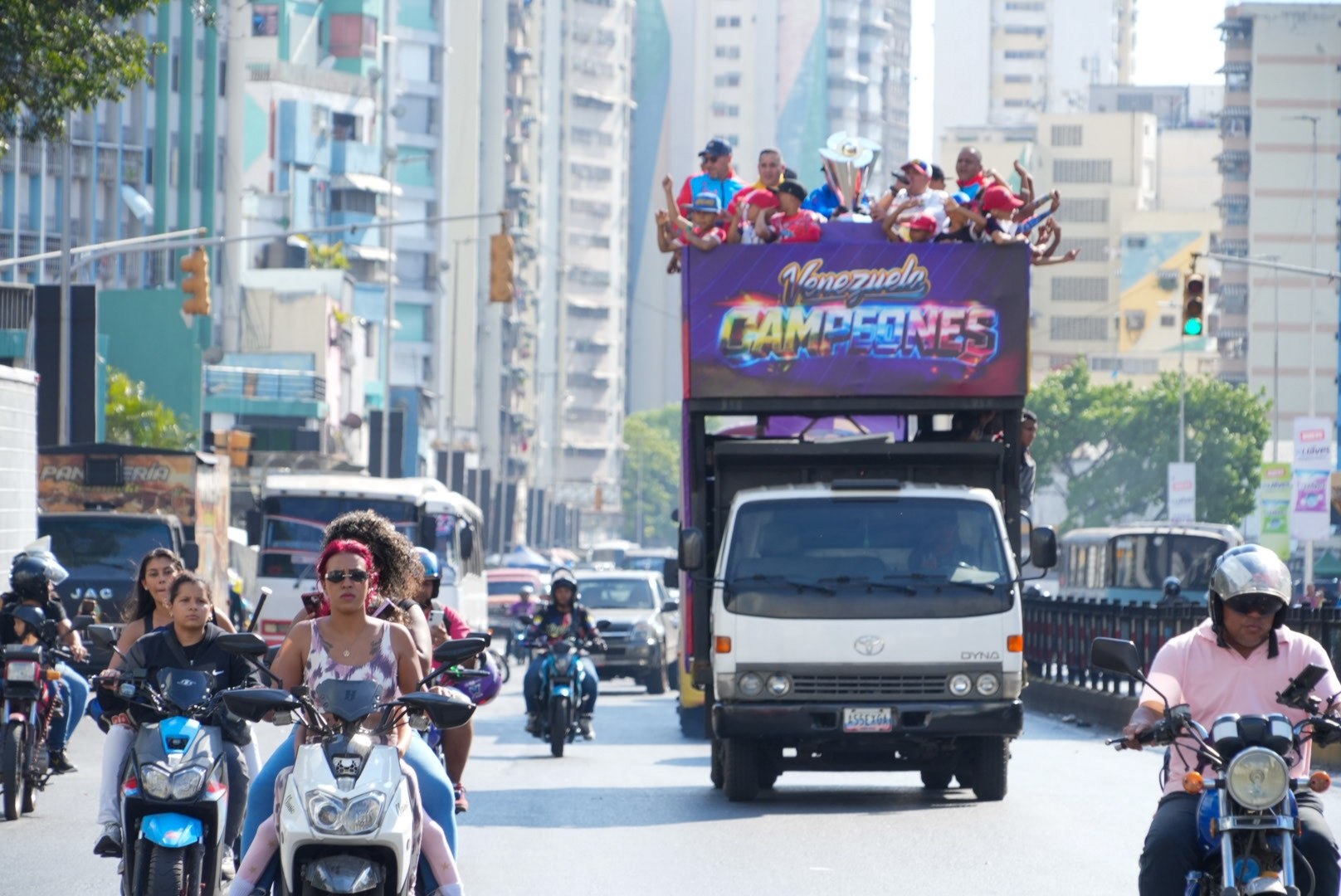 Plaza Bolívar recibió copa Mundial